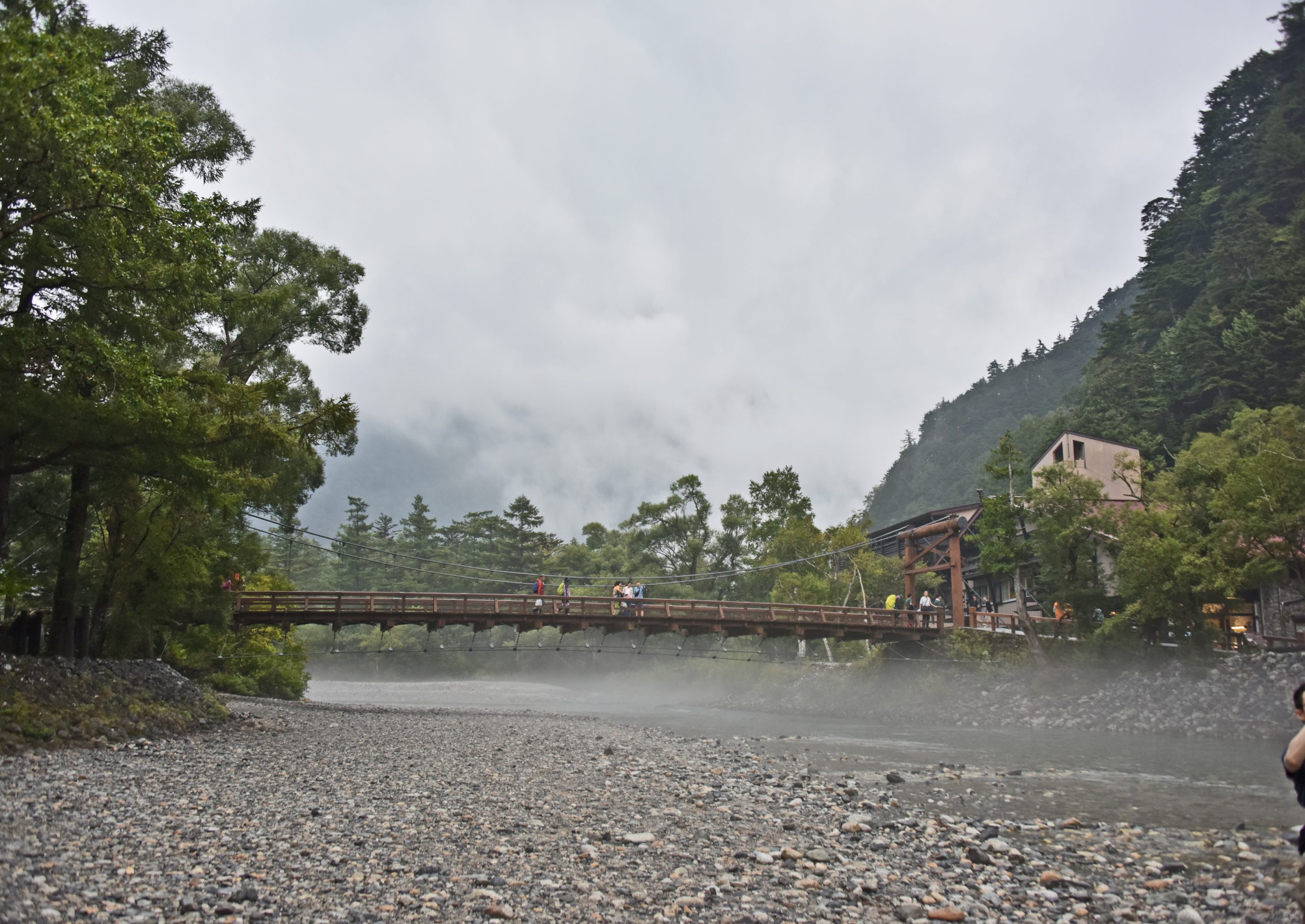 ⇑　河原におりてみる河童橋。橋の下にも雲が、間もなく雨。