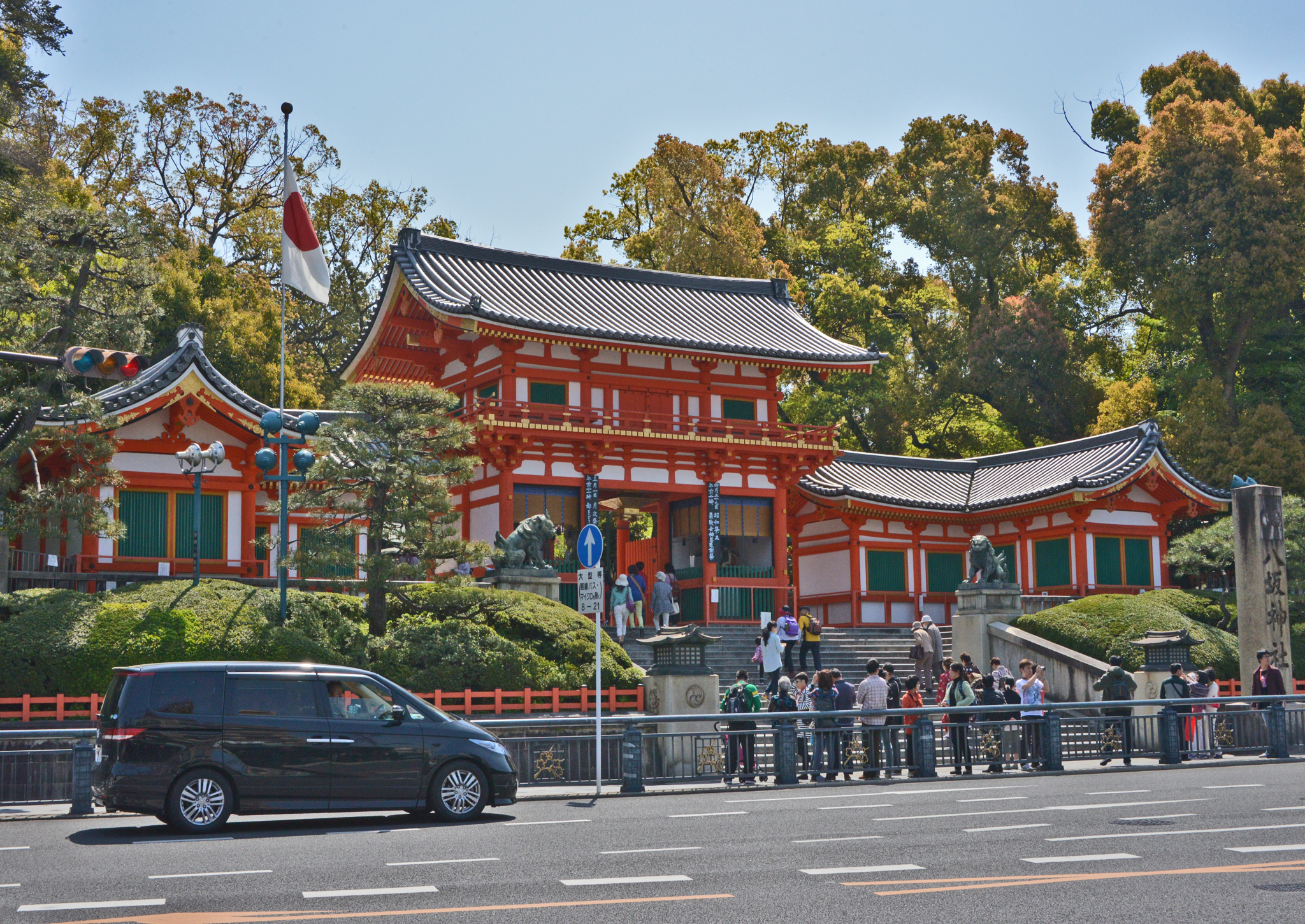 ⇑　祇園祭りの八坂神社