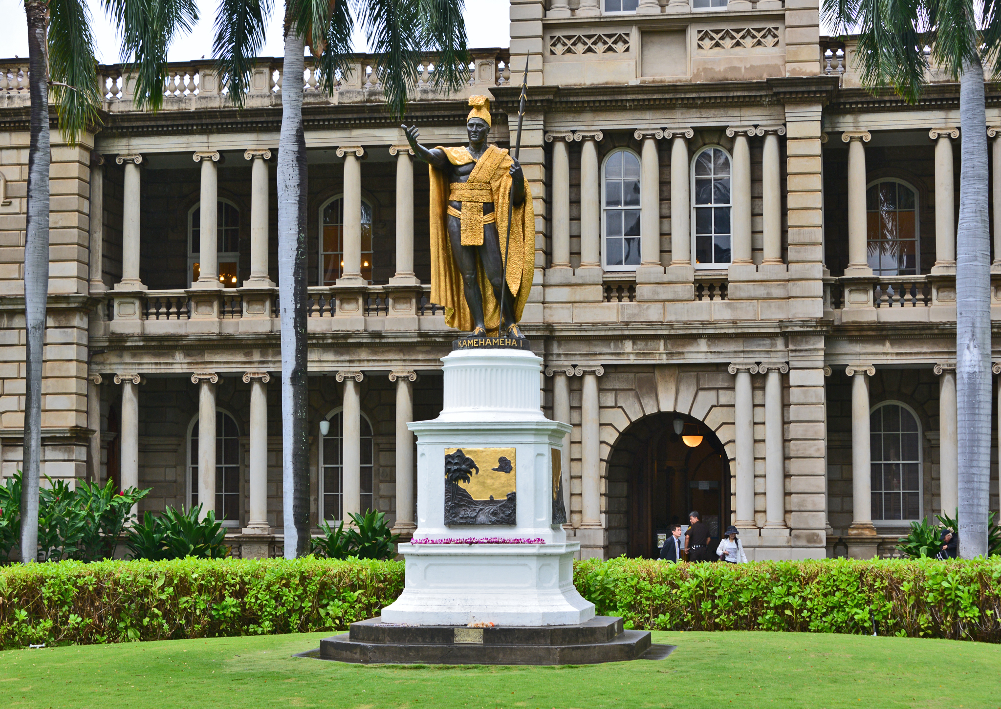 ⇑　ダウンタウンのハワイ州最高裁判所前、カメハメハ大王像